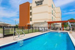 einem Pool vor einem Hotelgebäude in der Unterkunft Fairfield Inn & Suites by Marriott Decatur at Decatur Conference Center in Decatur