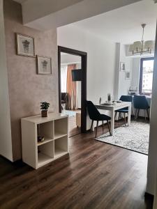 ein Wohnzimmer mit einem Tisch und einem Esszimmer in der Unterkunft Unirii Apartament 2 in Bukarest