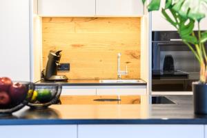 A kitchen or kitchenette at OrangeHome Design Apartment zwischen See & Zentrum