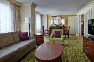 クリーブランドにあるCleveland Marriott Downtown at Key Towerのリビングルーム(ソファ、テーブル付)