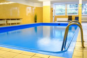 The swimming pool at or close to OrangeHome Design Apartment zwischen See & Zentrum