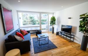 A seating area at OrangeHome Design Apartment zwischen See & Zentrum