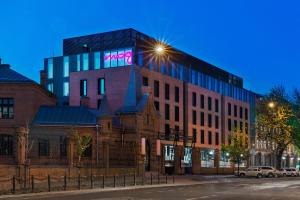 un edificio con un letrero de neón encima en Moxy Warsaw Praga, en Varsovia