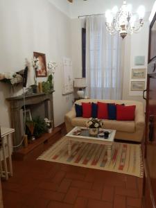 sala de estar con sofá y mesa de centro en La Casa Di Betta, en Florencia