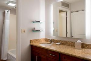 y baño con lavabo, espejo y bañera. en Residence Inn Syracuse Carrier Circle, en East Syracuse