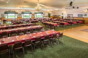 Poland的住宿－The Maine Inn at Poland Spring Resort，宴会厅配有红色的桌椅