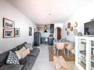 Kuchyňa alebo kuchynka v ubytovaní Newly renovated apartment in Nerja with huge pool