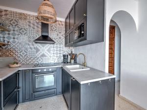 Kuchyňa alebo kuchynka v ubytovaní Newly renovated apartment in Nerja with huge pool