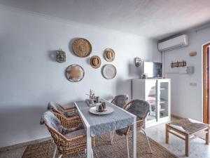 Posedenie v ubytovaní Newly renovated apartment in Nerja with huge pool