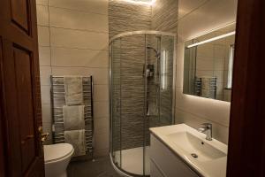 bagno con doccia, lavandino e servizi igienici di Glendaloch B&B ad Antrim