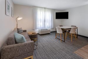 哈拉漢的住宿－新奧爾良梅泰里唐恩廣場套房酒店，客厅配有沙发和桌子