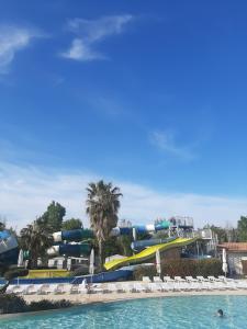 维亚斯LA CARABASSE CP90的一个带大型水滑梯的水上公园
