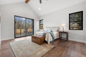 um quarto com uma cama e duas janelas em New House Cool Pool 4B/3.5B in south Austin em Austin