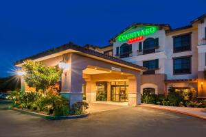 un edificio de hotel con un cartel que lee la posada del patio en Courtyard Thousand Oaks Ventura County, en Thousand Oaks