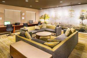a lobby with a couch and a waiting room at Courtyard Thousand Oaks Ventura County in Thousand Oaks