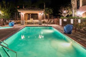 - une piscine avec une maison la nuit dans l'établissement Courtyard Thousand Oaks Ventura County, à Thousand Oaks