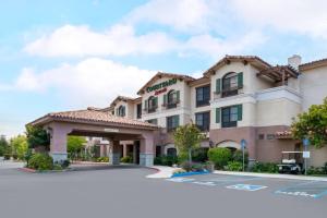- un accès à l'avant d'un hôtel avec un parking dans l'établissement Courtyard Thousand Oaks Ventura County, à Thousand Oaks