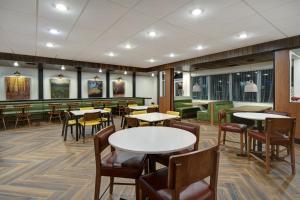 une salle à manger avec des tables, des chaises et une table dans l'établissement Fairfield by Marriott Inn & Suites Grand Rapids Wyoming, à Wyoming