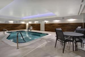 Piscina de la sau aproape de Fairfield by Marriott Inn & Suites Grand Rapids Wyoming