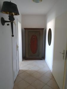 a hallway with a door and a tiled floor at 1-Zimmer-Apartment "Meeresrauschen" in Peenemünde in Peenemünde