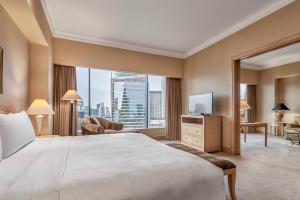 Postel nebo postele na pokoji v ubytování JW Marriott Hotel Jakarta