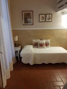 1 dormitorio con 1 cama con 2 almohadas en La Casa Di Betta, en Florencia