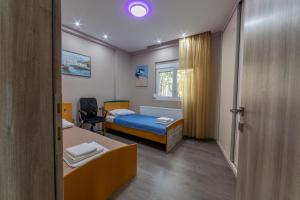 mały pokój z 2 łóżkami i oknem w obiekcie Seaside Serenity w mieście Wolos