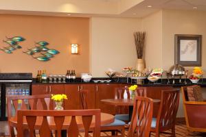 a dining room with a table and chairs at Boston Marriott Peabody in Peabody