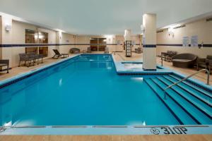 ein großer Pool mit blauem Wasser in der Unterkunft Residence Inn by Marriott Montreal Airport in Dorval