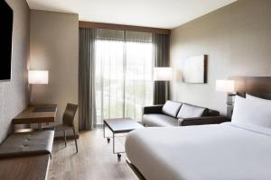 una camera d'albergo con letto e divano di AC Hotel By Marriott Salt Lake City Downtown a Salt Lake City