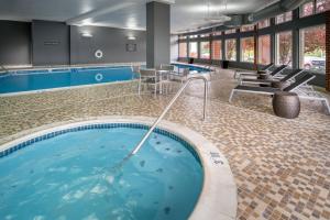 una grande piscina con acqua blu in un edificio di Delta Hotels by Marriott Huntington Mall a Barboursville