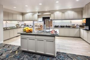 Una gran cocina con una barra con fruta. en Residence Inn by Marriott Daytona Beach Speedway/Airport, en Daytona Beach