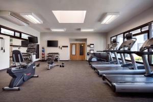 un gimnasio con cintas de correr y equipo cardiovascular en una habitación en Courtyard San Jose Cupertino, en Cupertino