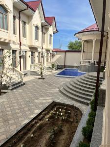 Un patio de una casa con piscina y escaleras. en Oscar, en Samarkand
