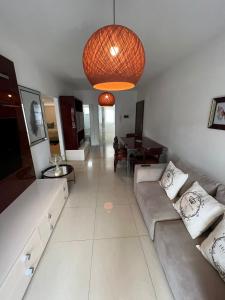 PALERMO APART في بوينس آيرس: غرفة معيشة مع أريكة وطاولة