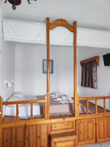 una camera con letto a castello in legno di Blue Sea Studios ad Arkása