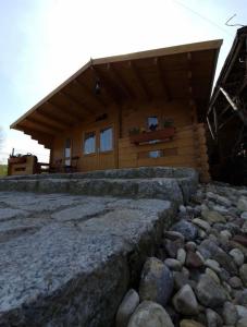 a log cabin with a stone path in front of it at Domek przy Róży 