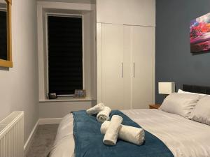 Postel nebo postele na pokoji v ubytování 5 minutes from Loch Lomond - Newly Renovated Ground Floor 1-Bed Flat