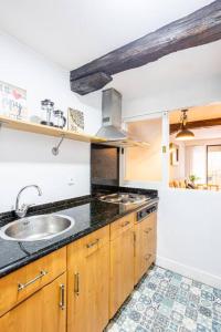 a kitchen with a sink and a stove at Céntrico y tranquilo apartamento in Bermeo