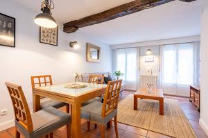 a dining room and living room with a table and chairs at Céntrico y tranquilo apartamento in Bermeo