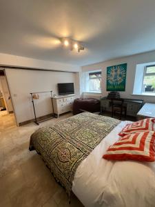 ein Schlafzimmer mit einem großen Bett und einem Sofa in der Unterkunft Luxury Country Cottage With A View in Enstone