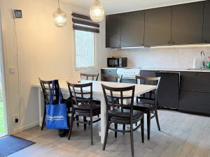 een keuken met een tafel en stoelen en een aanrecht bij Holiday home HAKENÄSET IV in Balkeröd