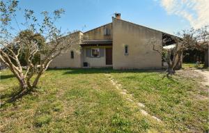 dom z dwoma drzewami przed nim w obiekcie Nice Home In Rognonas With Wifi w mieście Rognonas