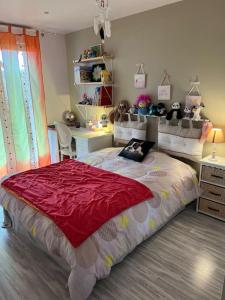 ein Schlafzimmer mit einem großen Bett und einem Schreibtisch in der Unterkunft Maison avec piscine chauffée in Peigny