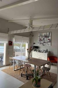 eine Küche mit einem Tisch und Stühlen im Zimmer in der Unterkunft Maison avec piscine chauffée in Peigny