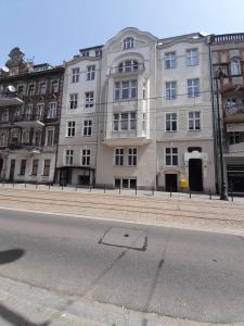a large white building on the side of a street at Apartament u Olechny 5 in Bydgoszcz