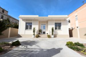 塞拉尔朱斯B&b Casa Spano的一栋带车道的白色大房子