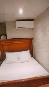Een bed of bedden in een kamer bij DÉPENDANCE EN CHAMBRE D'HÔTE AVEC JACUZZI PRIVATIF DANS LA CHAMBRE v
