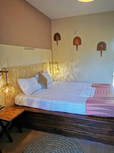 a bedroom with two beds and a table at Résidence Tichani Club in Cotonou