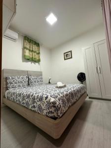 um quarto com uma cama num quarto em Charming episode em Lisboa